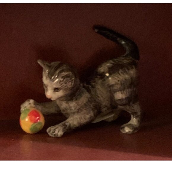 Willabee & Ward Captivating Cats Collection w/ Display Shelf (10 Cat Figurines) - Picture 4 of 8